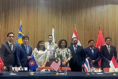 Đại diện Ủy ban Hiệp hội các quốc gia Đông Nam Á tại Mexico (ACMC) và lãnh đạo Đại học Tự trị Quốc gia Mexico (UNAM) chụp ảnh chung. (Ảnh: TTXVN phát)