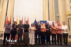 Đại diện các nước ASEAN chụp ảnh kỷ niệm tại Ngày Văn hóa ASEAN 2026. (Ảnh: TTXVN phát)