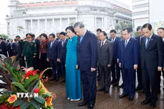 Tổng Bí thư, Chủ tịch nước Tô Lâm và Phu nhân cùng đoàn đại biểu cấp cao Việt Nam tưởng nhớ Chủ tịch Hồ Chí Minh. (Ảnh: Thống Nhất/TTXVN)