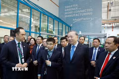 Tổng Bí thư, Chủ tịch nước Tô Lâm thăm Nhà máy mẫu cho công nghệ sản xuất tiên tiến. (Ảnh: Thống Nhất/TTXVN)