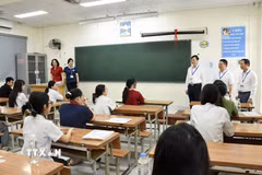 Giám đốc Sở Giáo dục và Đào tạo Hà Nội Nguyễn Văn Hiền và đoàn công tác động viên thí sinh tham dự kỳ thi. (Ảnh: Nguyễn Cúc/TTXVN)