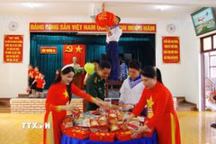 Gia đình quân dân trên đảo Trường Sa, đặc khu Trường Sa, tỉnh Khánh Hòa chuẩn bị quà và bánh kẹo tặng cho các cháu thiếu nhi vào ngày Quốc tế thiếu nhi 1/6. (Ảnh: TTXVN phát)