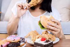 Ăn nhiều đồ ăn nhanh, đồ ăn nhiều dầu mỡ... là một trong những nguyên nhân gây béo phì, dẫn đến gan nhiễm mỡ. (Ảnh: iStock)