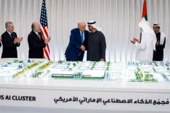 Tổng thống Trump và Tổng thống Các Tiểu vương quốc Ả Rập Thống nhất, Sheikh Mohammed bin Zayed, tại cung điện tổng thống ở Abu Dhabi ngày 15/5. (Ảnh: nytimes)