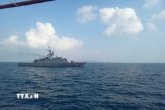 Tàu chiến tham gia cuộc tập trận chung của Lực lượng Vệ binh Cách mạng Hồi giáo (IRGC) và Hải quân Oman tại Eo biển Hormuz. (Ảnh: IRNA/TTXVN)