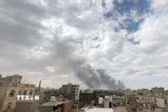 Khói bốc lên từ địa điểm ở Sanaa, Yemen sau cuộc không kích của Israel, ngày 6/5/2025. (Ảnh: THX/TTXVN)