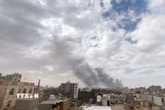 Khói bốc lên từ địa điểm ở Sanaa, Yemen sau cuộc không kích của Israel, ngày 6/5/2025. (Ảnh: THX/TTXVN)