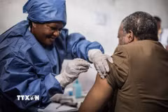 Nhân viên y tế tiêm vaccine phòng Ebola cho người dân tại Goma, Cộng hòa Dân chủ Congo, ngày 22/11/2019. (Ảnh: AFP/TTXVN)