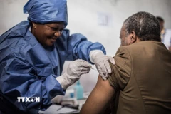 Nhân viên y tế tiêm vaccine phòng Ebola cho người dân tại Goma, CHDC Congo, ngày 22/11/2019. (Ảnh: AFP/TTXVN)
