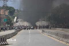 Khói bốc lên trong cuộc biểu tình tại Kathmandu, Nepal, ngày 9/9/2025. (Ảnh: AA/TTXVN)
