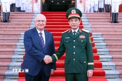 Bộ trưởng Bộ Quốc phòng Phan Văn Giang đón Bộ trưởng Bộ Quốc phòng Thổ Nhĩ Kỳ Yasar Guler. (Ảnh: Phạm Kiên/TTXVN)