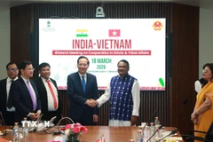 Bộ trưởng Các vấn đề Dân tộc Ấn Độ Jual Oram tiếp Bộ trưởng Đào Ngọc Dung cùng Đoàn cấp cao Việt Nam. (Ảnh: Quang Trung/TTXVN)