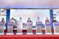 Phó Thủ tướng Chính phủ Phạm Thị Thanh Trà và các đại biểu thực hiện nghi thức động thổ Trường Phổ thông nội trú liên cấp Tiểu học-Trung học cơ sở Ba Chúc. (Ảnh: Công Mạo/TTXVN)