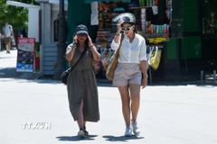 Người dân di chuyển dưới trời nắng gay gắt tại Madrid, Tây Ban Nha ngày 29/5/2025. (Ảnh: THX/TTXVN)