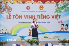 Em Vila Xaynhavong, học sinh lớp 8A Trường Song ngữ Lào-Việt Nam Nguyễn Du tham gia phần thi kể chuyện bằng tiếng Việt với chủ đề "Địa đạo Vịnh Mốc-Quảng Trị, nơi sự sống bất diệt". (Ảnh: Xuân Tú/TTXVN)