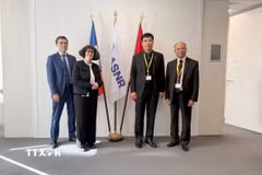 Thứ trưởng Bộ Xây dựng Phạm Minh Hà (thứ hai, phải sang) với lãnh đạo Cơ quan an toàn hạt nhân và bảo vệ phóng xạ Pháp (ASRN). (Ảnh: Hữu Chiến/TTXVN)