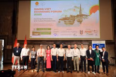 Bà Rachel Isenschmid (áo hồng) cùng các thành viên của Diễn đàn Kinh tế Thụy Sỹ - Việt Nam (SVEF). (Ảnh: Anh Hiển/TTXVN)