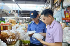 Tổ An toàn thực phẩm Ban quản lý chợ Cồn, thành phố Đà Nẵng kiểm tra sản phẩm bún, mì, bánh ướt bày bán tại chợ. (Ảnh: Mỹ Hà/TTXVN)
