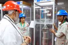 Thủ tướng Narendra Modi nghe giới thiệu về các tính năng của lò phản ứng PFBR công suất 500 MWe. (Ảnh: WNN)