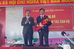 Chủ tịch UBND tỉnh Lâm Đồng Hồ Văn Mười trao Quyết định bổ nhiệm ông Phan Nguyễn Hoàng Tân, Tỉnh ủy viên, Bí thư Đảng ủy, Chủ tịch HĐND phường Phú Thủy làm Giám đốc Sở Nông nghiệp và Môi trường. (Ảnh: TTXVN phát)