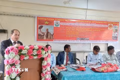 Đại sứ Việt Nam tại Bangladesh Nguyễn Mạnh Cường phát biểu tại cuộc tọa đàm. (Ảnh do Đại sứ quán cung cấp)