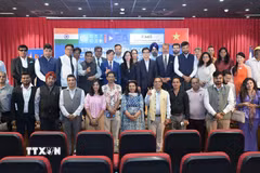 Ban tổ chức và các diễn giả chụp ảnh chung. (Ảnh: Ngọc Thúy/TTXVN)