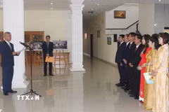 Quang cảnh lễ kỷ niệm 136 năm Ngày sinh Chủ tịch Hồ Chí Minh tại trụ sở Đại sứ quán Việt Nam ở thủ đô Phnom Penh. (Ảnh: Minh Hưng/TTXVN)