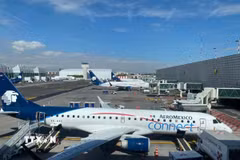 Máy bay của hãng hàng không quốc gia Mexico Aeroméxico tại sân bay quốc tế Benito Juárez, thủ đô Mexico City. (Ảnh: Phương Lan/TTXVN)