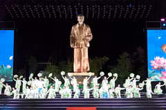 Chương trình nghệ thuật “Sen khởi tân khí” được dàn dựng theo hình thức bán thực cảnh quy mô lớn do Sở Văn hóa, Thể thao và Du lịch Nghệ An phối hợp với Sở Văn hóa và Thể thao, Nhà hát Kịch Thành phố Hồ Chí Minh thực hiện. (Ảnh: Bích Huệ/TTXVN)