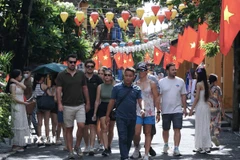 Du khách quốc tế tham quan phố cổ Hội An. (Ảnh: Quốc Dũng/TTXVN)