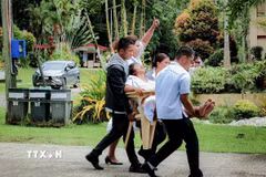 Chuyển người bị thương sau trận động đất tại tỉnh Agusan Del Sur, Philippines, ngày 10/10/2025. (Ảnh: THX/TTXVN)