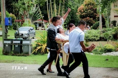 Chuyển người bị thương sau trận động đất tại tỉnh Agusan Del Sur, Philippines, ngày 10/10/2025. (Ảnh: THX/TTXVN)