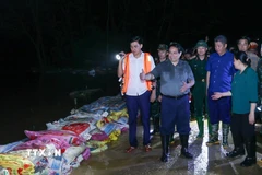 Thủ tướng Phạm Minh Chính chỉ đạo phòng chống lũ, ứng cứu sự cố, bảo đảm an toàn tuyến đê Hữu Cầu. (Ảnh: Dương Giang/TTXVN)