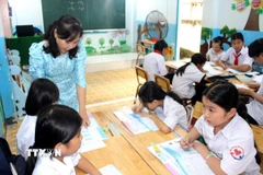 Cô Đỗ Thị Hạnh luôn dành tình yêu thương cho các trò kém may mắn tại Trường Tình thương, phường Phan Thiết, tỉnh Lâm Đồng. (Ảnh: Hồng Hiếu/TTXVN)