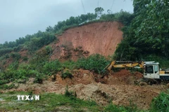 Một vị trí sạt lở trên đèo Lò Xo ngày 29/10. (Ảnh: Dư Toán/TTXVN)