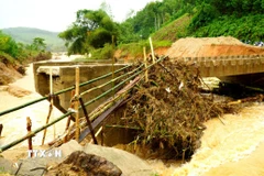 Chính quyền xã Sơn Hà dựng cầu tạm để lực lượng chức năng tiếp cận các thôn bị cô lập, hỗ trợ người dân. (Ảnh: Lê Phước Ngọc/TTXVN)