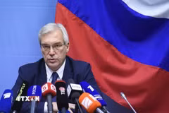 Thứ trưởng Ngoại giao Nga Alexander Grushko trong cuộc họp báo tại trụ sở NATO ở Brussel, Bỉ. (Ảnh: Kiev Post/TTXVN)