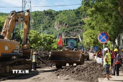 Dọn dẹp bùn đất sau mưa lũ tại Hoài Nhu, Bắc Kinh, Trung Quốc. (Ảnh: THX/TTXVN)