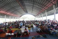 Người dân sơ tán tránh xung đột tại Si Sa Ket, Thái Lan. (Ảnh: THX/TTXVN)