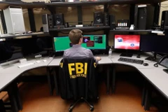 Nhân viên FBI làm việc trong phòng thí nghiệm pháp y máy tính tại văn phòng FBI ở New Orleans, Mỹ. (Nguồn: AP)