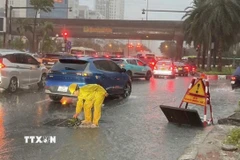 Công nhân Công ty TNHH MTV Thoát nước Hà Nội khẩn trương ứng trực kịp thời tiêu thoát nước khi ngập úng. (Ảnh: Nguyễn Thắng/TTXVN)