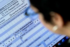 Một người đang tích giới tính X vào điền đơn xin hộ chiếu tháng 4/2022. (Ảnh: AFP/Getty Images)