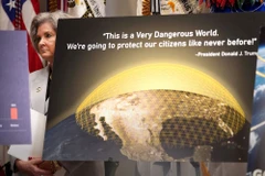 Chánh văn phòng Nhà trắng Susie Wiles đứng sau màn hình minh họa hệ thống phòng thủ lửa Golden Dome trong khi Tổng thống Mỹ Donald Trump phát biểu tại một cuộc họp báo tháng 5/2025. (Ảnh: AFP)