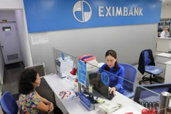 Hoạt động giao dịch tại Eximbank chi nhánh Hà Nội (19 Trần Hưng Đạo). (Ảnh: Thanh Tùng-TTXVN)