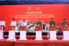Các đại biểu thực hiện nghi thức khởi công dự án. (Ảnh Mạnh Khánh/TTXVN)