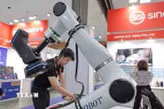 Cobot (robot hợp tác) đo 3D tự động ứng dụng công nghệ laser của Công ty V-Proud Việt Nam được trưng bày tại chuỗi triển lãm quốc tế về Công nghiệp chế tạo, Công nghiệp hỗ trợ (VietNam manufacturing Expo 2025) và Triển lãm Công nghiệp hỗ trợ Việt Nam - Nhật Bản (VietNam - Japan Supporting Industries Exhibition 2025), tháng 8/2025. (Ảnh: Trần Việt/TTXVN)