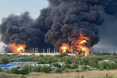 Cháy kho dầu tại sân bay Engels ở vùng Saratov của Nga. (Ảnh: ukrinform)