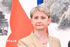 Ngoại trưởng Anh Yvette Cooper. (Ảnh: THX/TTXVN)
