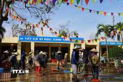 Các trường học trên địa bàn xã Lam Thành dọn dẹp vệ sinh chuẩn bị đón học sinh đi học trở lại. (Ảnh: Bích Huệ/TTXVN)