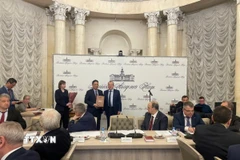 Giáo sư-Viện sỹ Châu Văn Minh đã trân trọng đón nhận danh hiệu cao quý từ Giáo sư- Viện sỹ Gennedy Kraniskov, Chủ tịch Viện Hàn lâm Khoa học Nga, Anh hùng Lao động Nga. (Ảnh: Tâm Hằng/TTXVN)